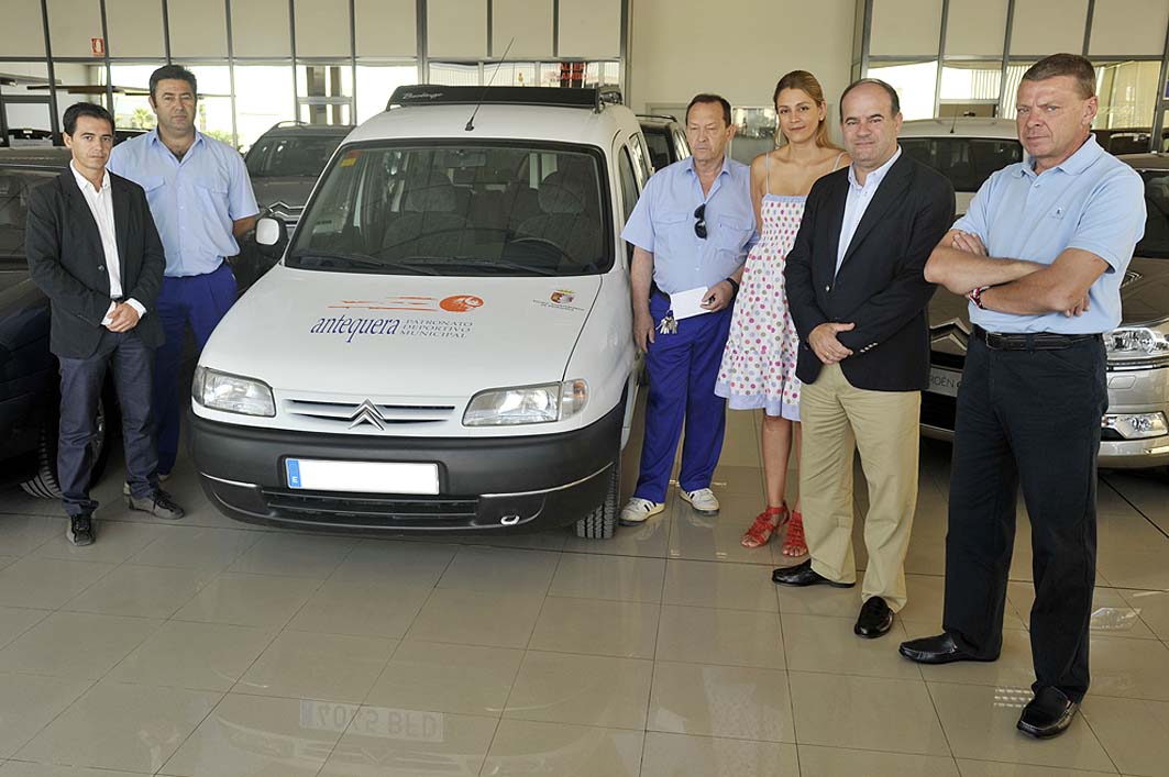 Momento de la entrega de llaves del nuevo vehículo por parte de la gerente de "Iniciativas Sotram", Raquel Martos, a personal del ...