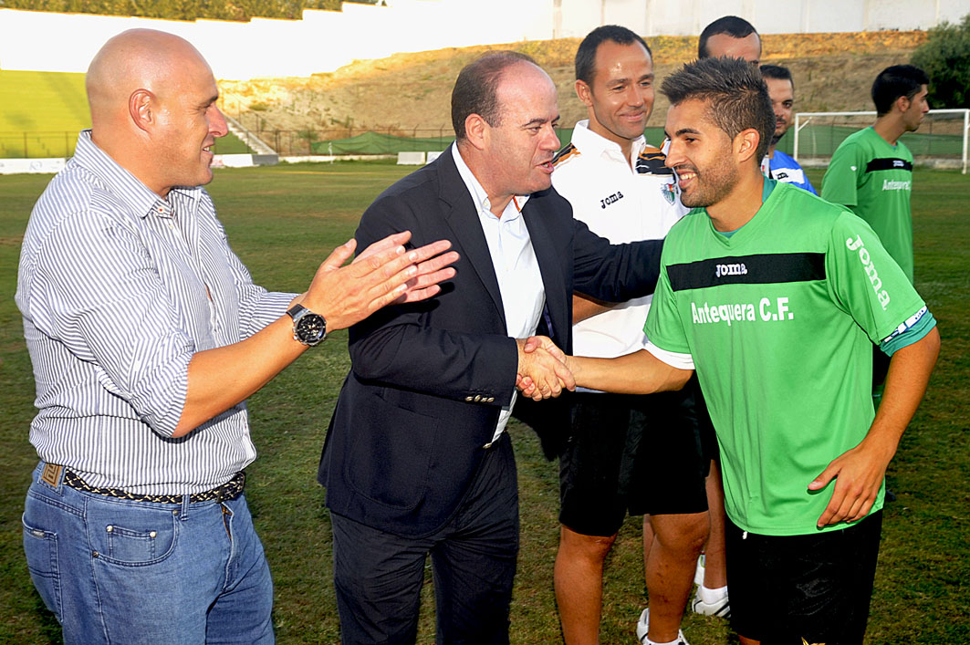 El alcalde Manolo Barón saluda al futbolista antequerano Juan Pedro Narbona en presencia del presidente del Antequera C.F., Juan A...