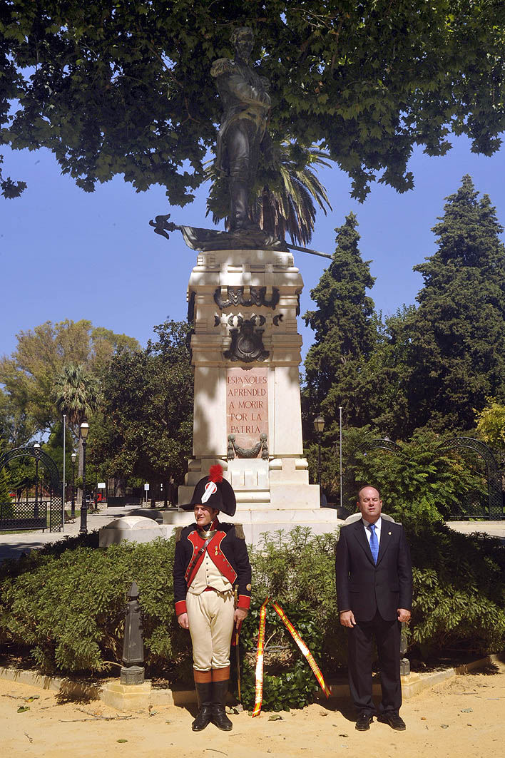 El Alcalde de Antequera y el Presidente de la Asocaición "Teodoro Reding" depositaron una corona de laurel a los pies de la estatu...