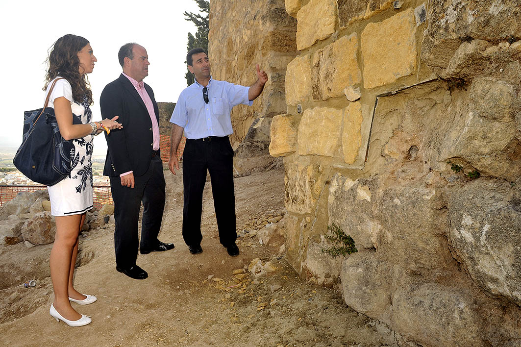 La concejal Eugenia Acedo, el alcalde Manolo Barón y el constructor Salvador Cabello inspeccionando las obras de restauración de l...