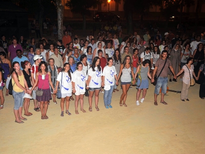 Peregrinos canadienses y representantes de colectivos católicos de Antequera como cofradías, colegios o parroquias en el Paseo Rea...