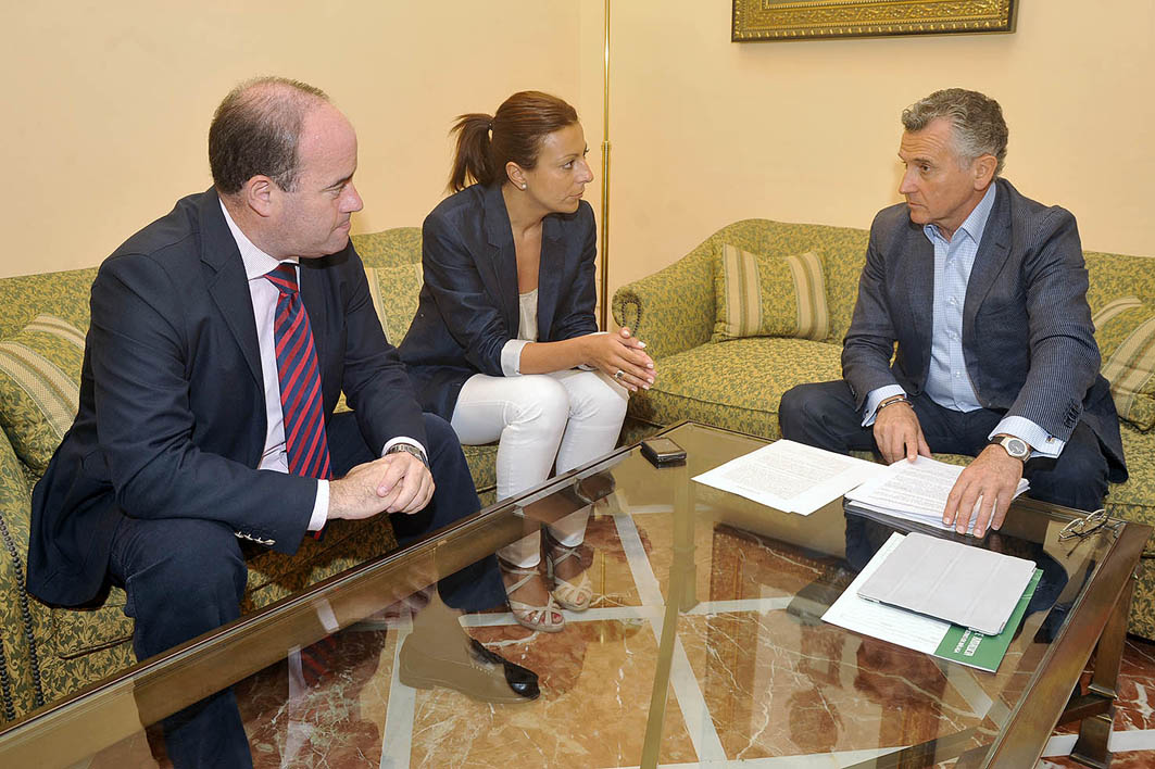 Imagen de la reunión en la que el Consejero de Cultura y los Alcaldes de Antequera y Ronda acordaron las formas y el procedimiento...