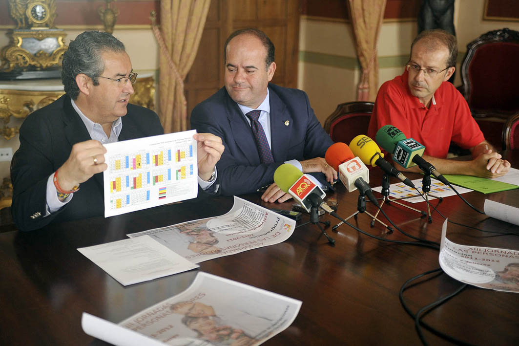 El teniente de alcalde delegado de Familia, José Luque, mostrando a los medios de comunicación el cronograma de la programación de...