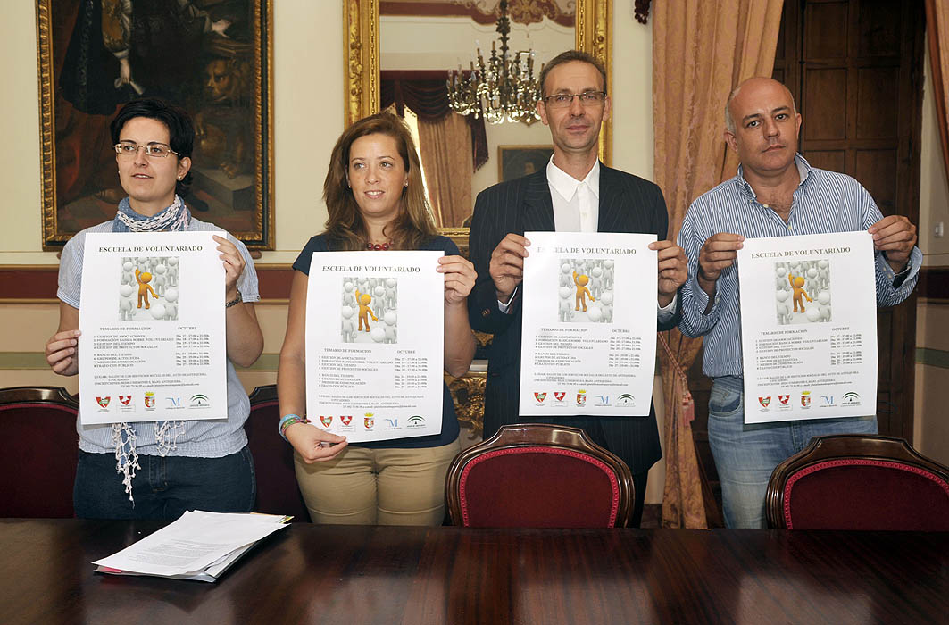 La rueda de prensa de presentación de la Escuela de Voluntariado ha tenido lugar en el Salón de los Reyes del Ayuntamiento de Ante...