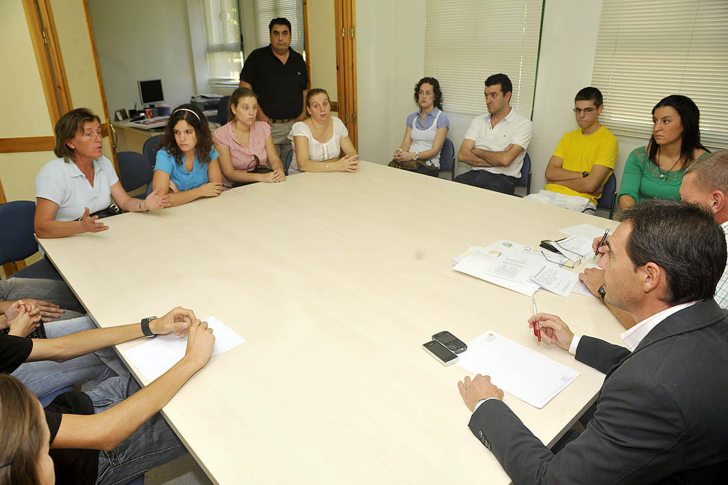 Una de las reuniones en las que el teniente de alcalde Alberto Vallespín ejerció como intermediario en busca de una solución al co...