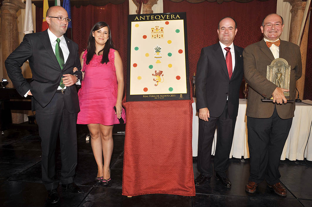 El pintor José Medina Galeote, la teniente de alcalde Ana Cebrián, el alcalde Manolo Barón y el profesor Antonio Garrido posando j...