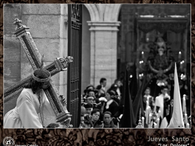 Salida de la procesión de los Servitas, con el Cristo del Consuelo en primer plano y la Virgen de los Dolores al fondo: obra de An...