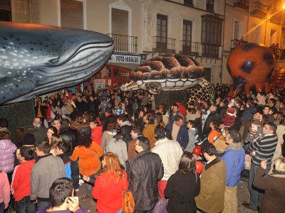 Muñecos inflables de animales que deleitaron al numeroso público que abarrotó las calles de Antequera como se demuestra en la imag...