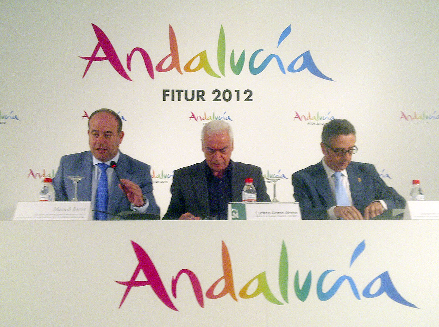 El alcalde de Antequera, Manolo Barón, el consejero de Turismo de la Junta de Andalucía, Luciano Alonso, y el alcalde de Lucena, J...
