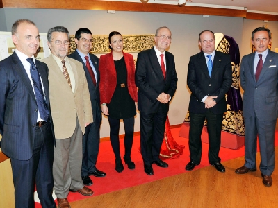 Algunas de las autoridades presentes en el acto inaugural junto a la túnica del Nazareno de "Arriba" y el antiguo palio del Cristo...