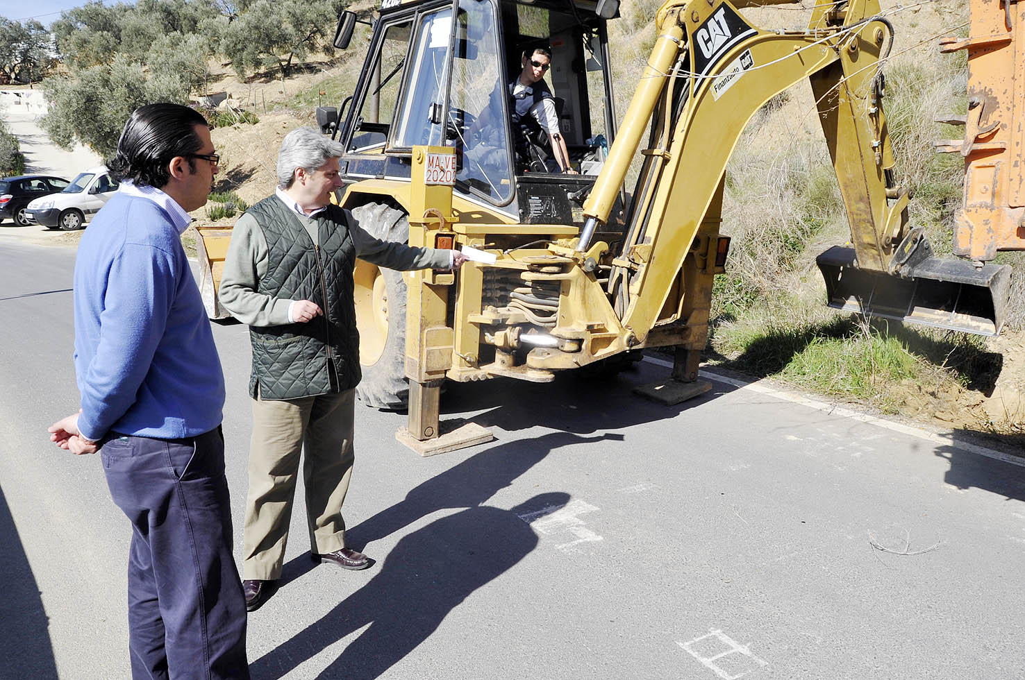 El concejal Juan Álvarez y el técnico municipal Justo Muñoz inspeccionando las acciones desarrolladas en caminos de la zona sur de...