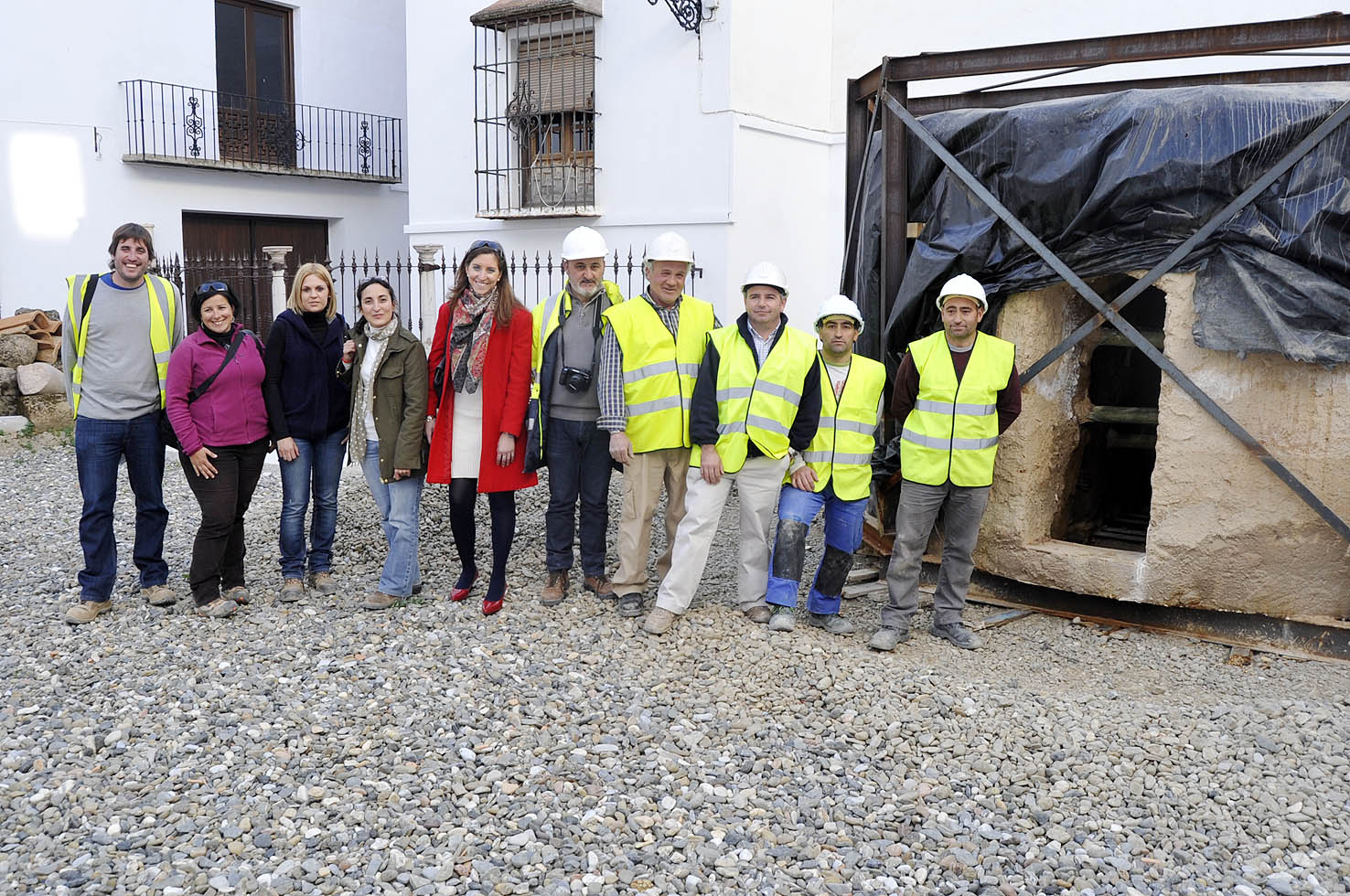 Foto de familia tras la finalización del traslado del horno romano hallado en el Arroyo Villalta al Museo de la Ciudad de Antequer...
