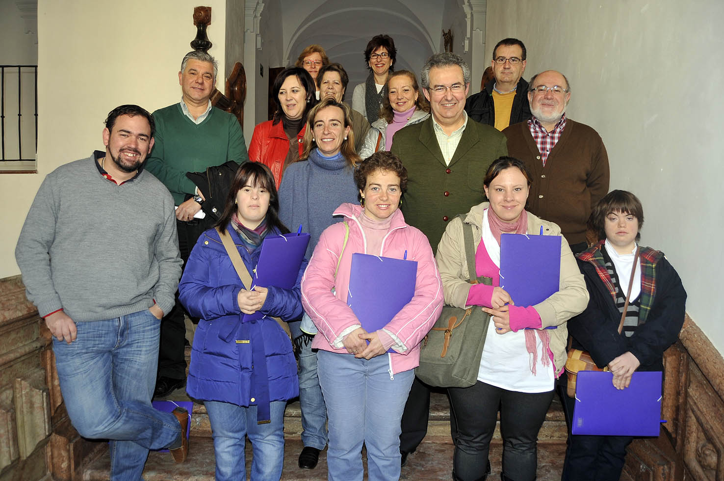 Los nuevos alumnos en prácticas junto con los tenientes de alcalde Belén Jiménez y José Luque, técnicos municipales de las áreas e...