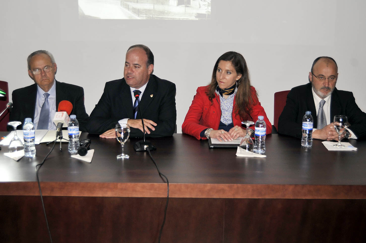 Presidencia de la conferencia: Manuel Cascales, el alcalde Manolo Barón, la concejal Eugenia Acedo y el actual director del Museo,...