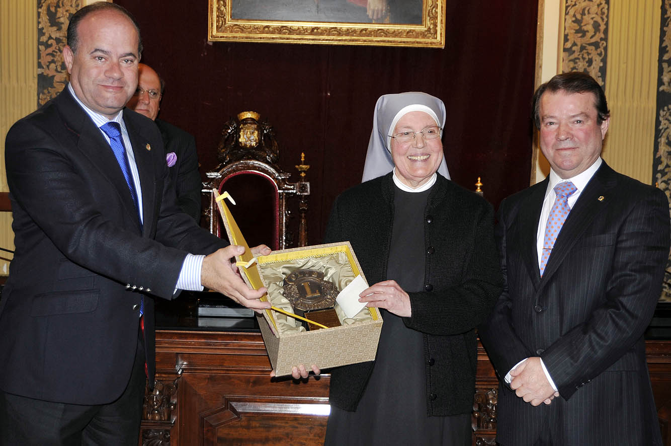 El Alcalde de Antequera y el Presidente del Club de Leones entregando el III Premio a los Valores Humanos a las Hermanitas de los ...