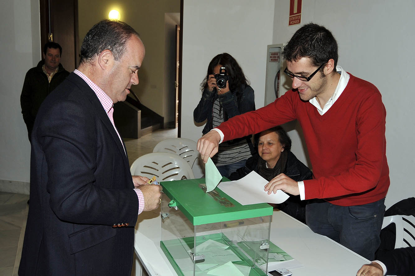 El Alcalde de Antequera, Manolo Barón, ejerciendo su derecho al voto en uno de los colegios electorales ubicados en el Ayuntamient...