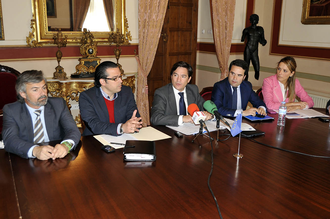 El concejal Juan Álvarez y el diputado provincial J.J. Bernal ofrecieron la rueda de prensa de presentación de la iniciativa "Grou...