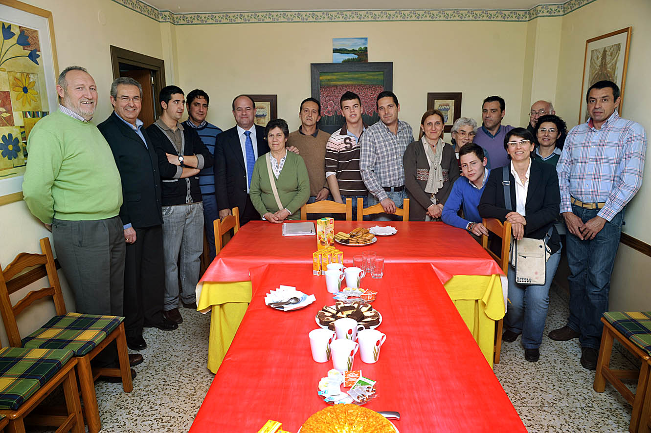 Visita a la residencia de "Casa Menga", por parte del Alcalde y el Teniente de Alcalde de Familia, Asuntos Sociales y Salud, en la...