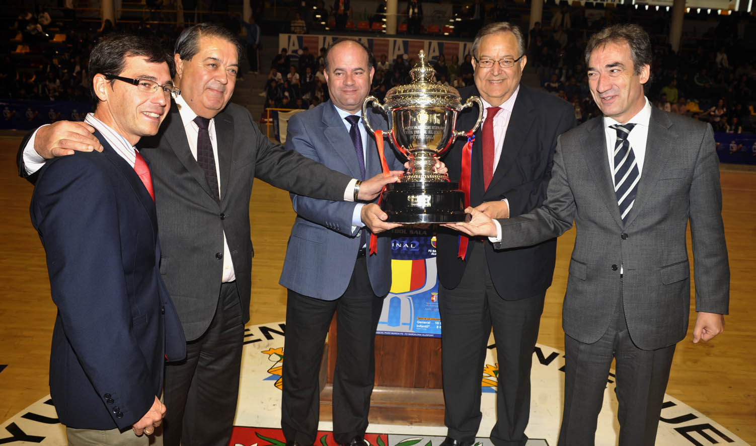 De izquierda a derecha, Alberto Vallespín, Antonio Escribano, Manolo Barón, Eduardo Herrera y Javier Lozano posando con la Copa de...