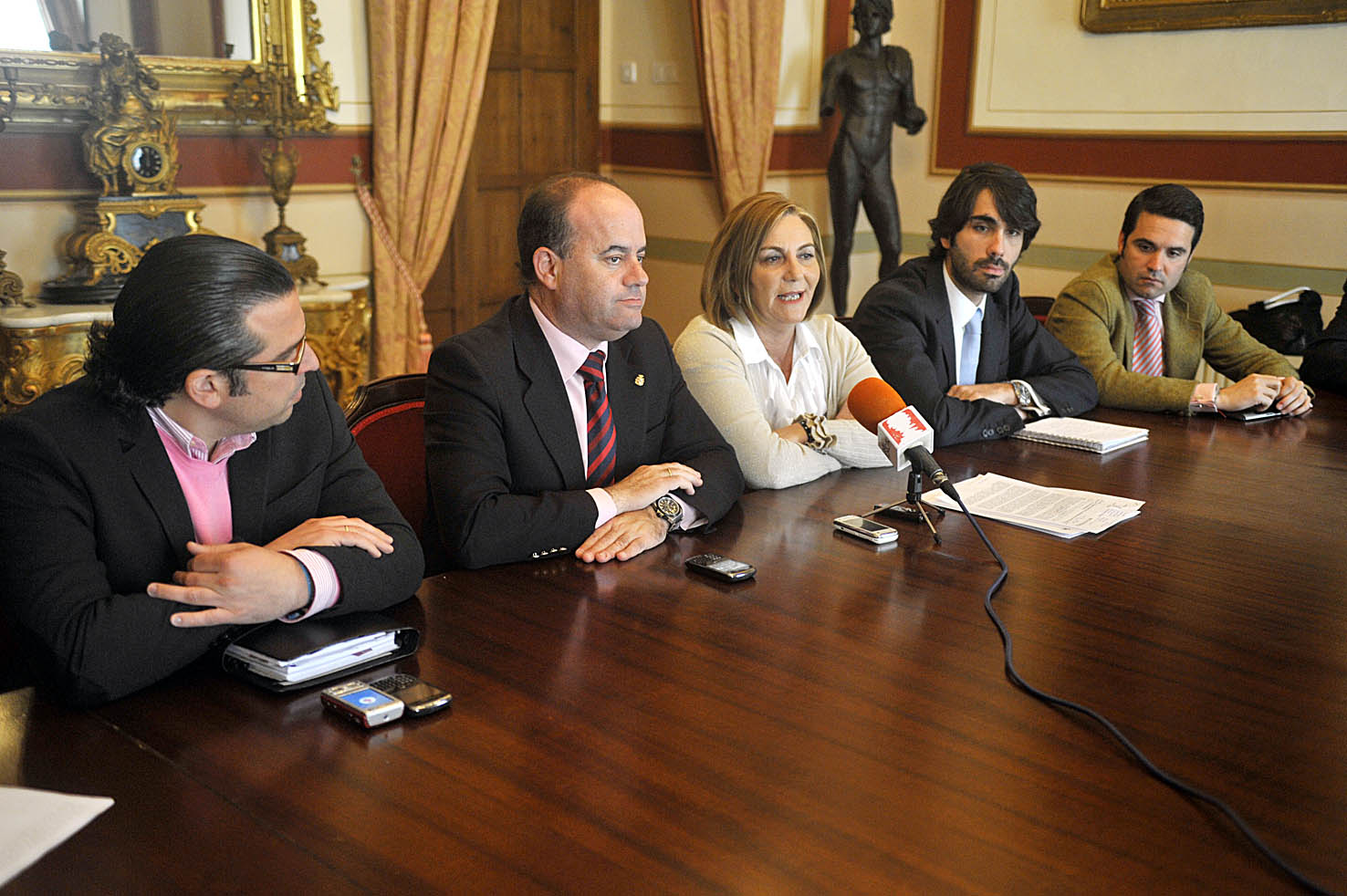 La diputada provincial Leonor García-Agua anunció, junto con el Alcalde Manolo Barón, los términos de este importante y beneficios...