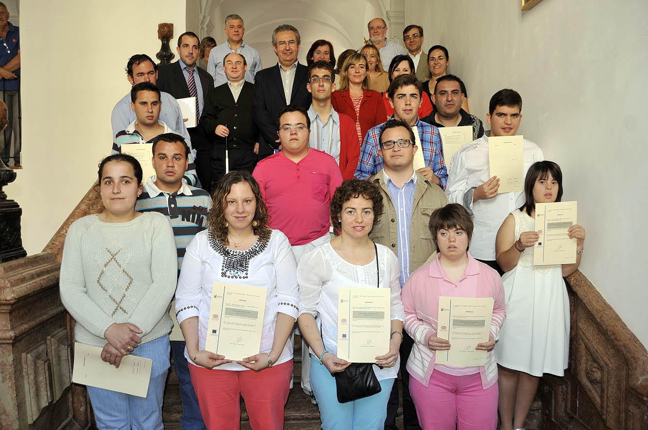 Foto de grupo de los alumnos que han completado el curso de auxiliar de ordenanza-conserje promovido por la Fundación Once en cola...