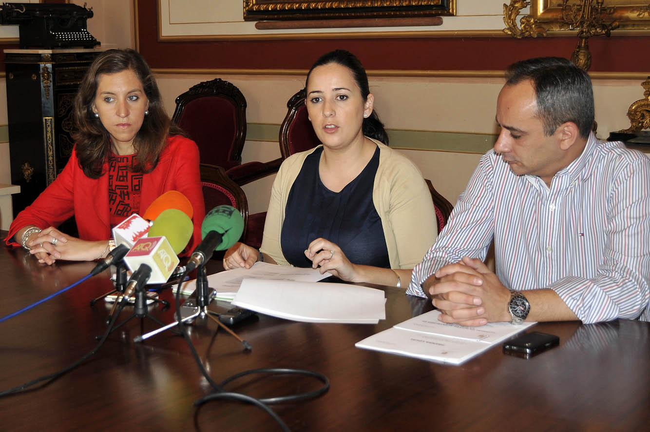 Las concejales Eugenia Acedo y Ana Cebrián junto al director de la Biblioteca, Narciso Conde, en el transcurso de la rueda de pren...