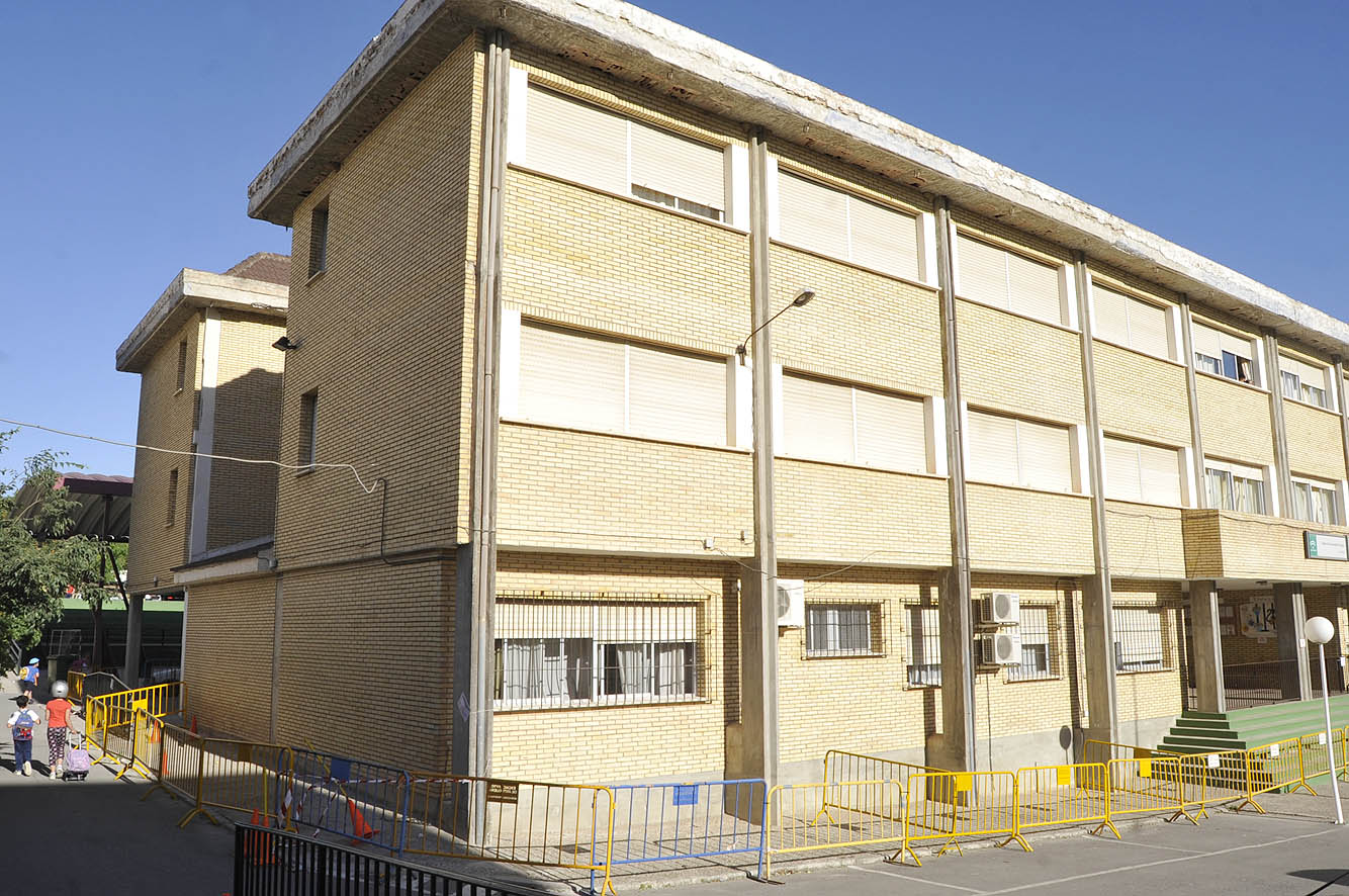 Vista del edificio con las cornisas pendientes de rehabilitar y con el pasillo vallado de seguridad que se ha instalado en la part...