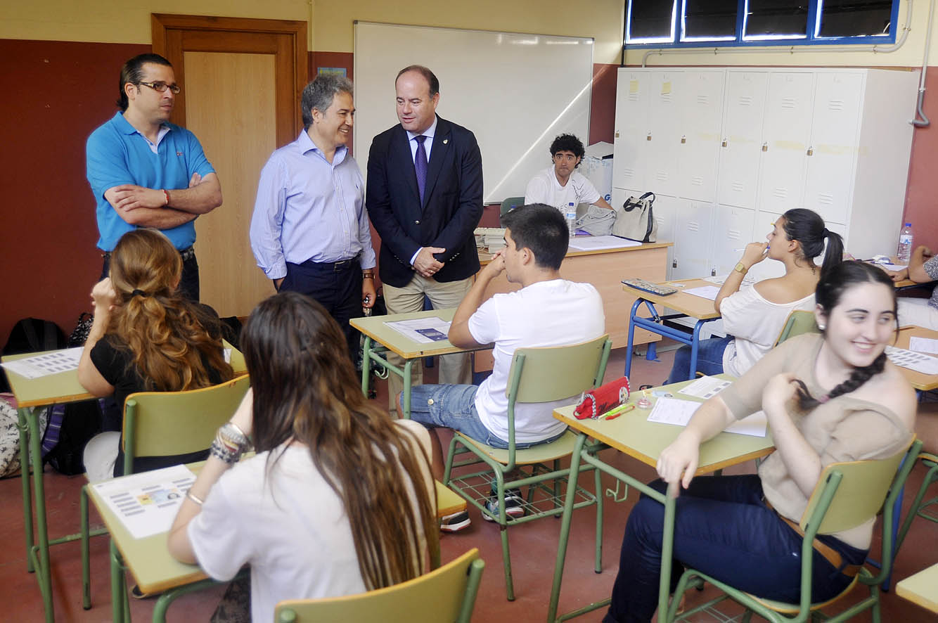 El Alcalde y el Presidente del Tribunal de las Pruebas de Acceso a la Universidad en Antequera momentos antes del comienzo de uno ...