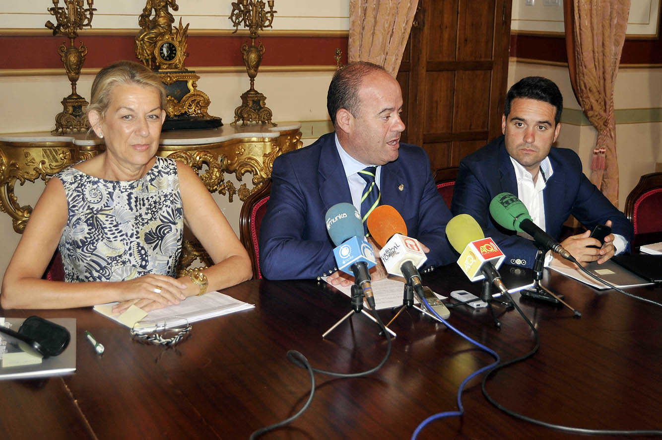 La vicepresidenta Kika Caracuel, el alcalde Manolo Barón y el diputado provincial Jacobo Florido durante la rueda de prensa desarr...