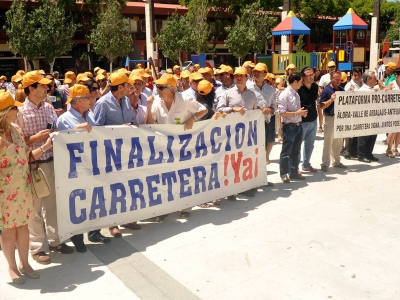 Más de 300 personas se dieron cita en la concentración frente a la Delegación Provincial de la Consejería de Obras Públicas de la ...