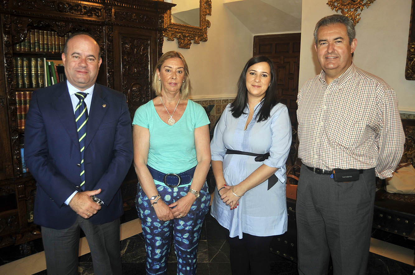 La futura Regidora de la Real Feria de Agosto 2012 junto con el alcalde Manolo BArón y los tenientes de alcalde Ana Cebrián (Cultu...