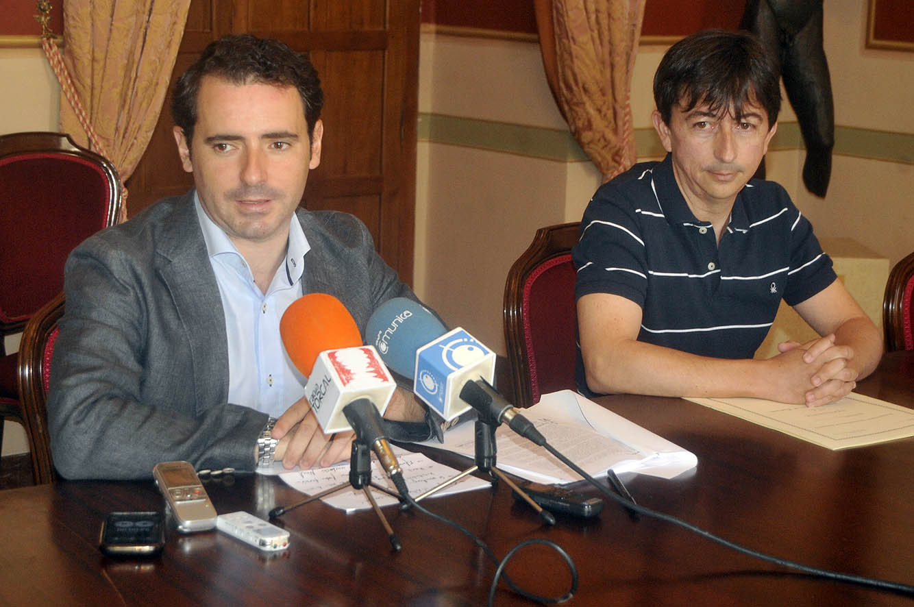 El teniente de alcalde José Ramón Carmona y el técnico municipal Juan de Dios Moreno durante la comparecencia en rueda de prensa