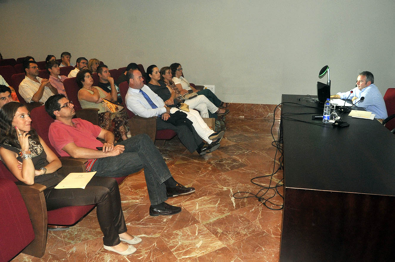 El restaurador municipal Rafael Ruiz explicando el proceso de restauración de la torre de San Agustín y de la fachada de la Encarn...