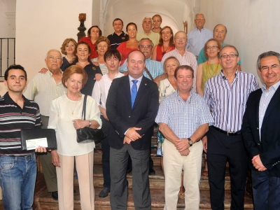 Autoridades e integrantes del Club de Leones de Antequera junto con los representantes de las instituciones y asociaciones benefic...