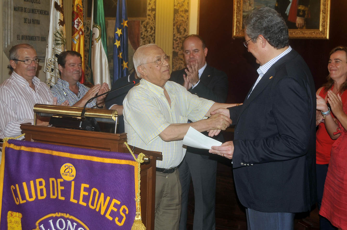 Tres familias antequeranas supervisadas por el Área de Asuntos Sociales se beneficarán de la ayuda económica donada por el Club de...