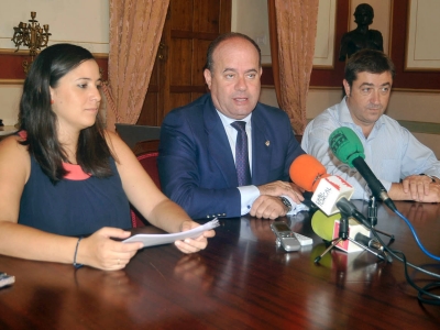 La teniente de alcalde Ana Cebrián, el alcalde Manolo Barón y el promotor Juan Antonio Rodríguez durante la rueda de prensa de pre...