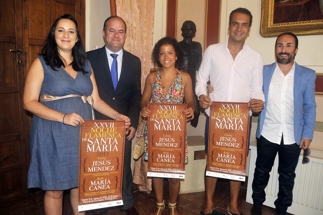 La teniente de alcalde Ana Cebrián, el alcalde Manolo Barón, la bailaora María Canea, el cantaor Jesús Méndez y el promotor musica...