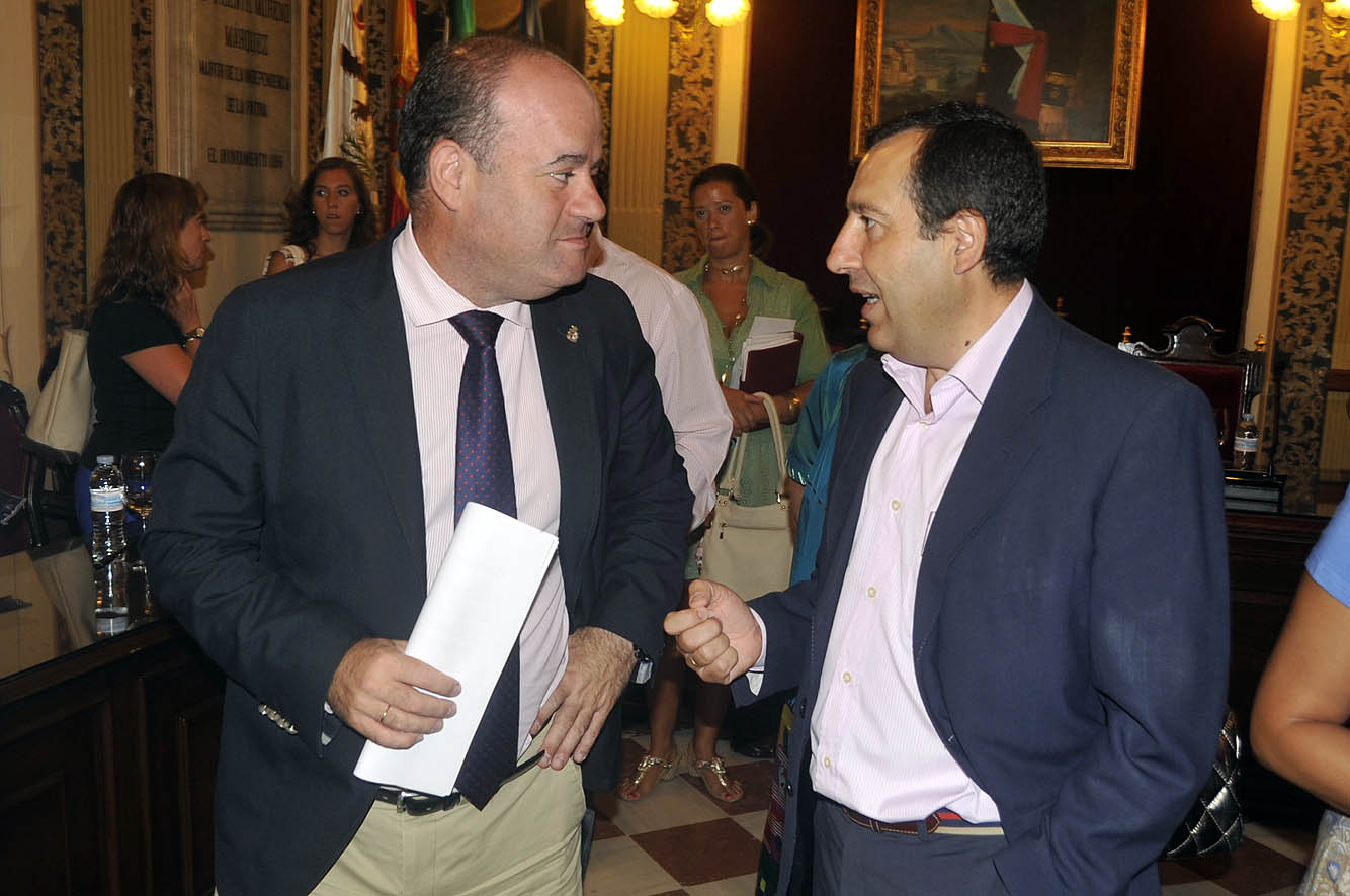 El alcalde de Antequera, Manolo Barón, saludando y felicitando al ya ex concejal José Luis Ruiz Espejo por su nombramiento como nu...