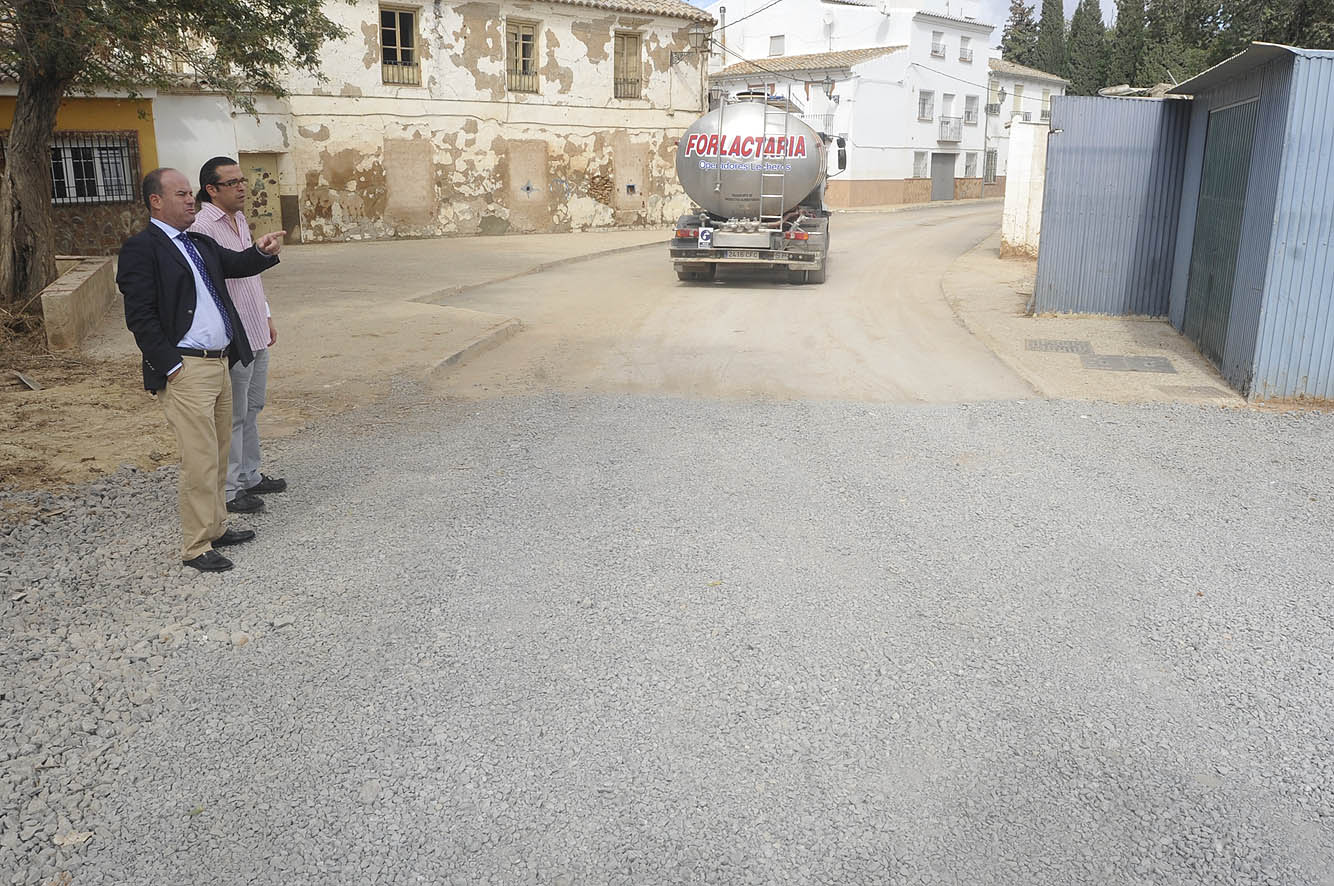 El alcalde Manolo Barón y el concejal Juan Álvarez supervisando los trabajos realizados en las inmediaciones de la plaza del Conde...