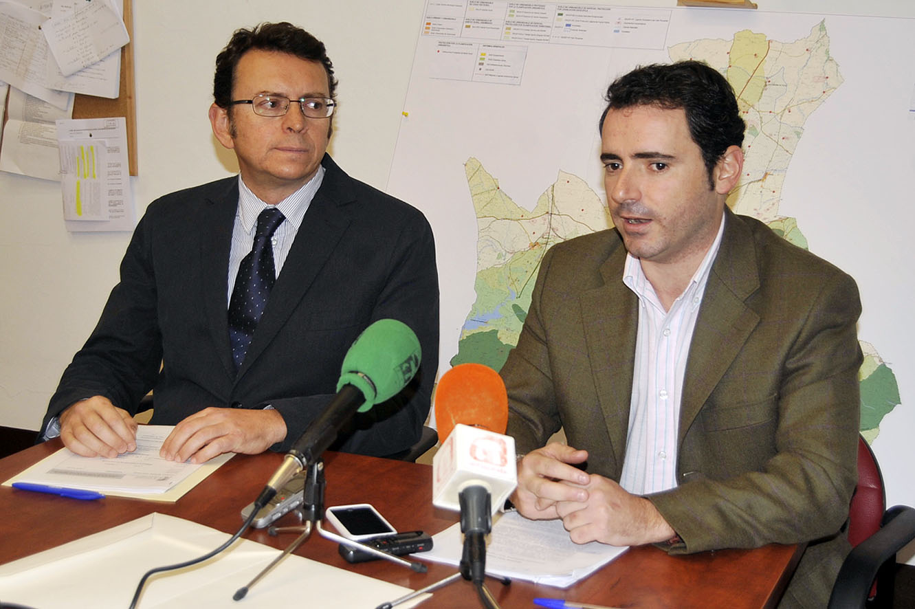 El teniente de alcalde delegado de Urbanismo y Desarrollo Industrial, José Ramón Carmona, y el arquitecto municipal responsable de...