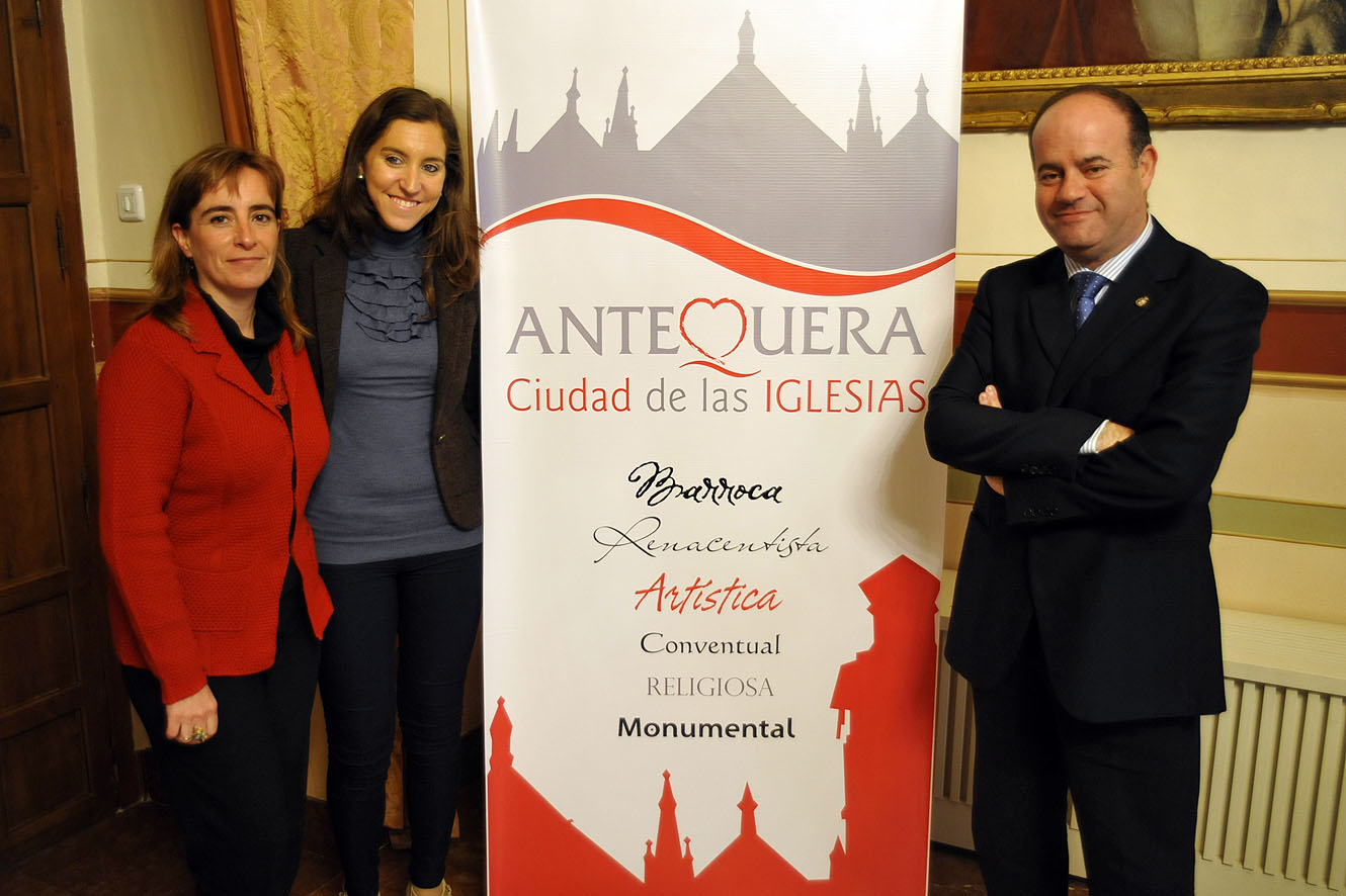 El Alcalde y las responsables de Turismo y Patrimonio Histórico junto a la imagen de la campaña promocional "Antequera, Ciudad de ...