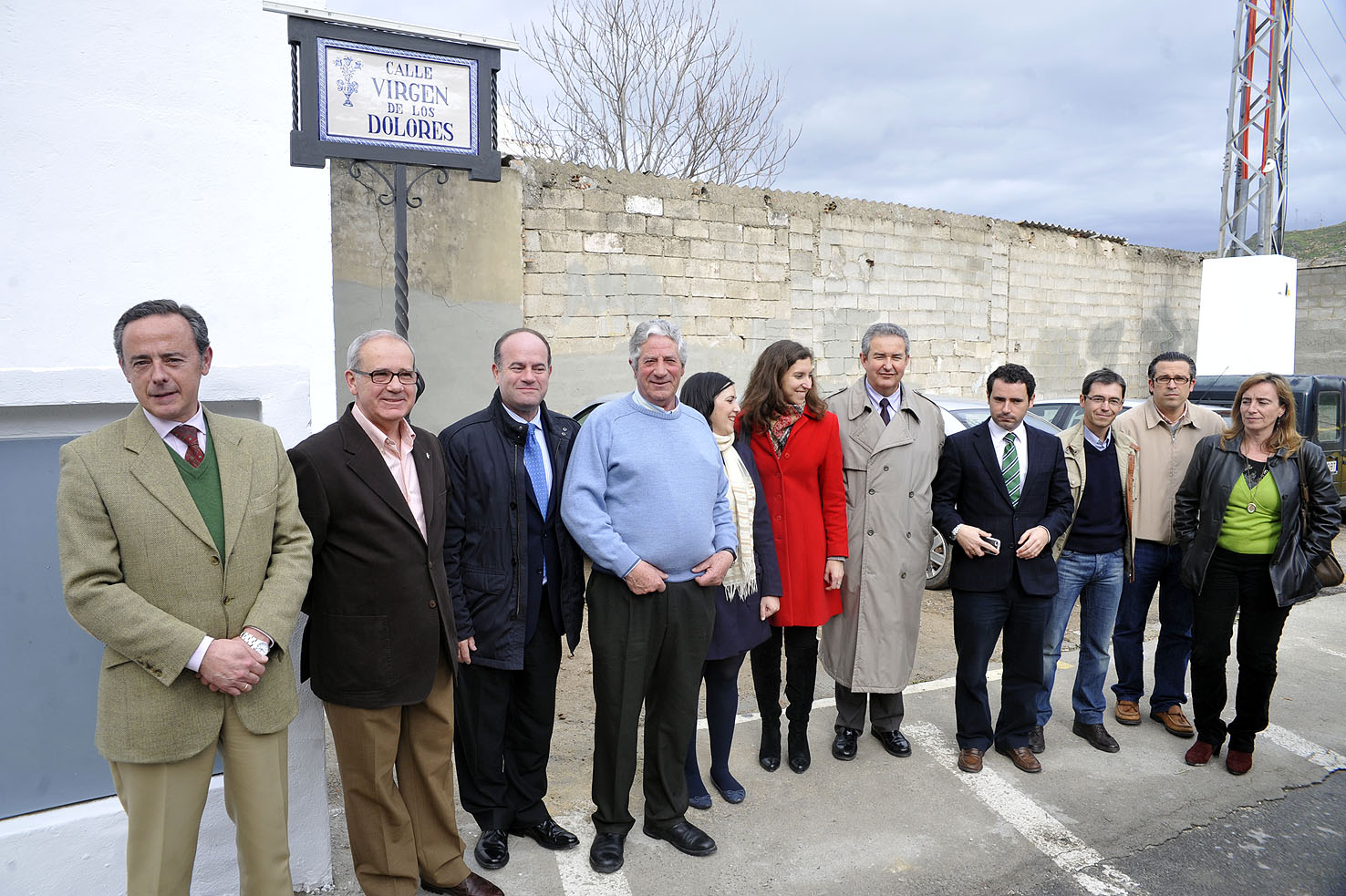 Autoridades civiles y cofrades delante de la placa que recoge el nombre de calle Virgen de los Dolores en el vial de acceso a La M...