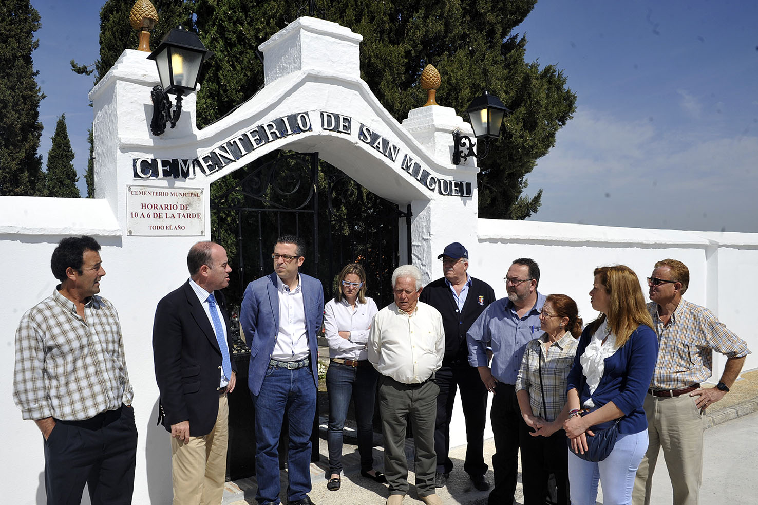 El Alcalde de Antequera en su visita de esta mañana al Cementerio de Cartaojal acompañado por vecinos y compañeros del Ayuntamient...