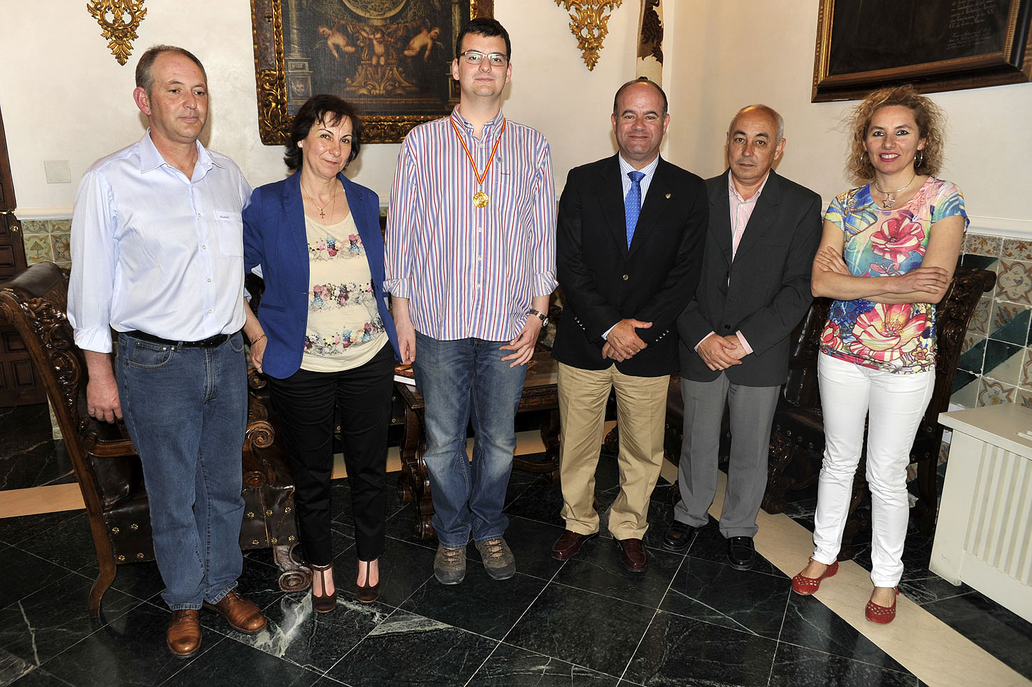 Francisco Javier González Rodríguez junto a su familia y profesores en la recepción oficiada por el alcalde de Antequera, Manolo B...