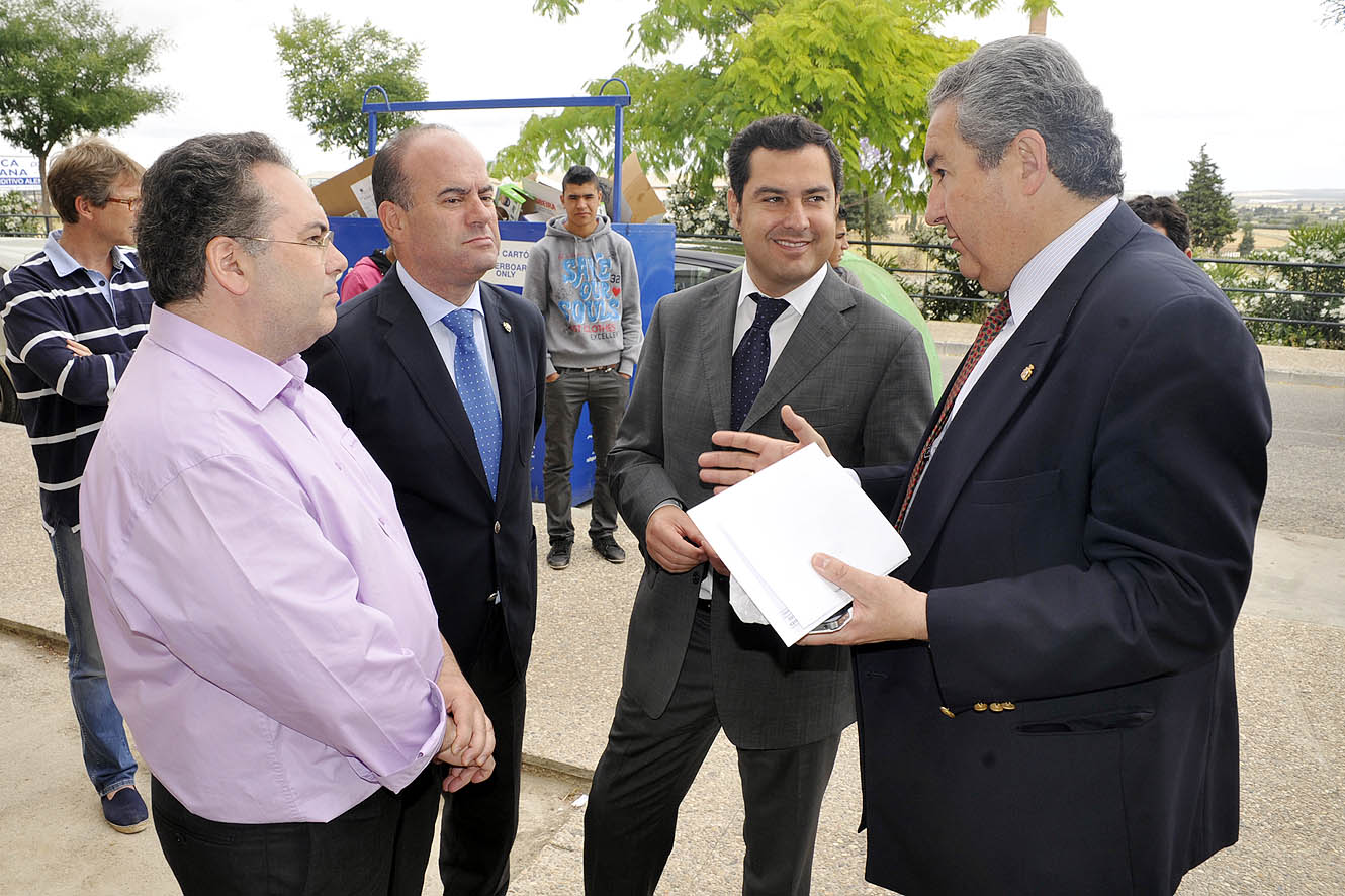 El Secretario de Estado de Servicios Sociales e Igualdad durante su visita al centro de distribución de alimentos de la plataforma...