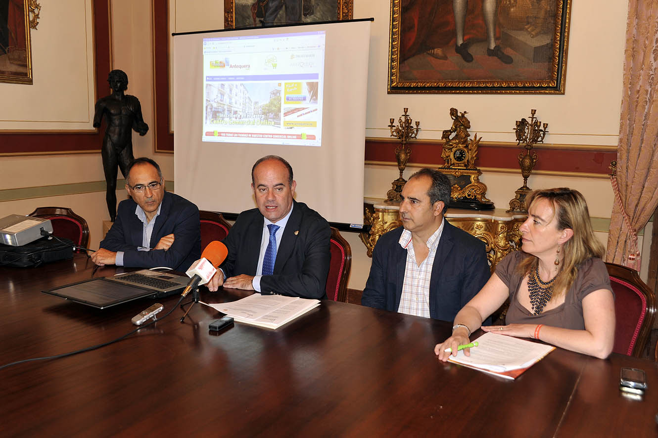 El convenio entre Ayuntamiento de Antequera y Druso Maior fue rubricado por el alcalde Manolo Barón y por Francisco Jiménez en cal...