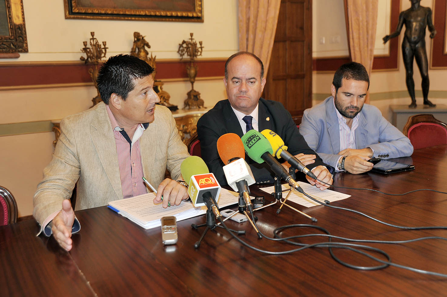 El vicepresidente Fran Oblaré, el alcade Manolo Barón y el diputado provincial Jacobo Florido en el transcurso de la rueda de pren...