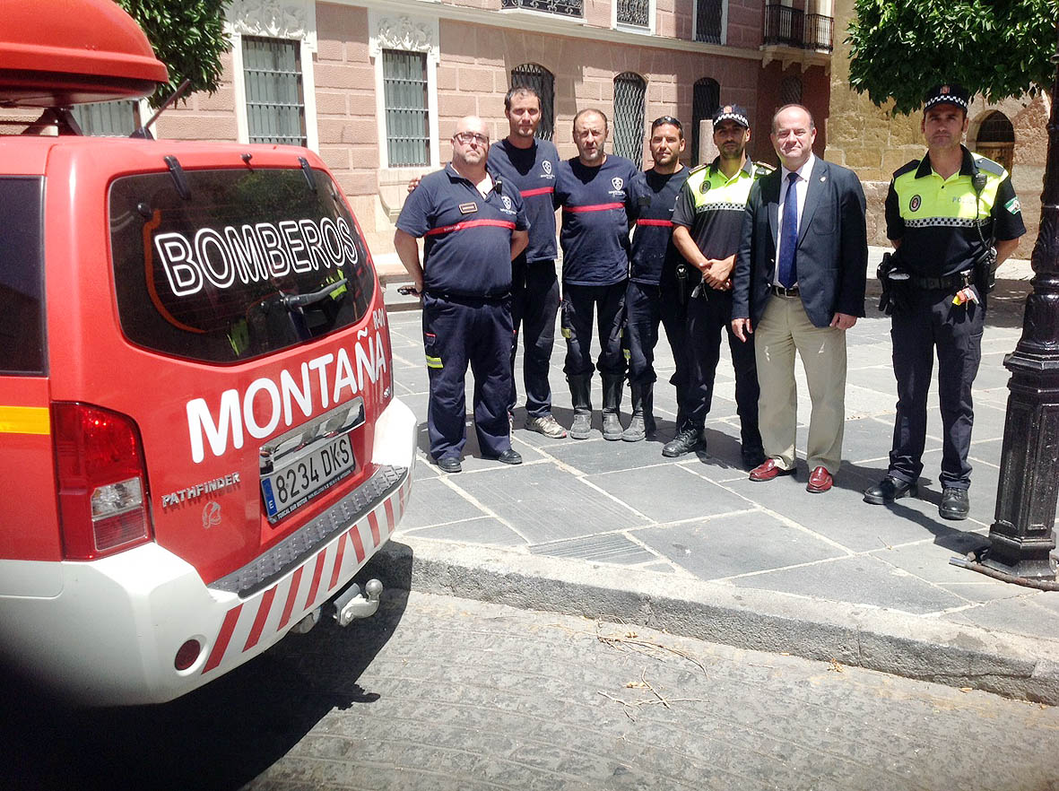 El Alcalde de Antequera a la finalización de la supervisión de los trabajos realizados junto a efectivos de Bomberos y Policía Loc...