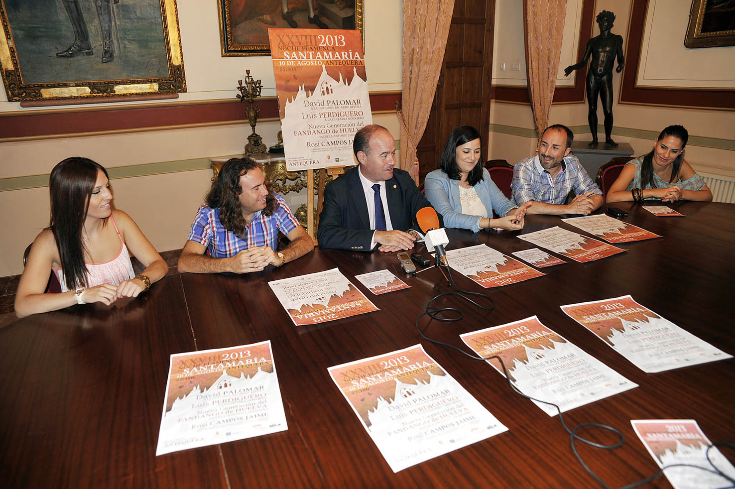 El alcalde Manolo Barón y la teniente de alcalde Ana Cebrián junto al cantaor local Luis Perdiguero y otros artistas que participa...