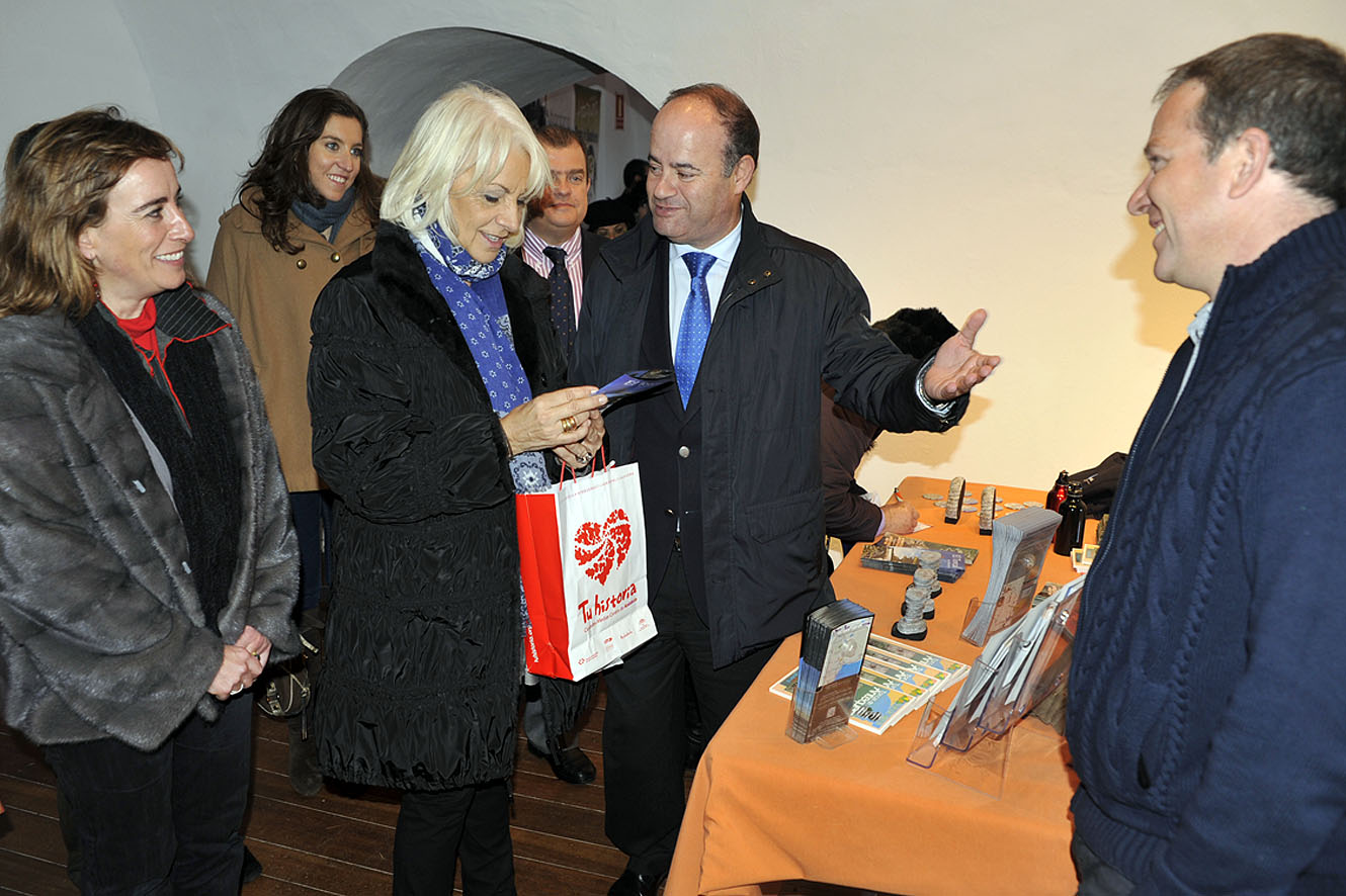 Los alcalde de Cádiz y Antequera, Teófila Martínez y Manolo Barón, visitando el expositor promocional del Centro de Visitantes Tor...